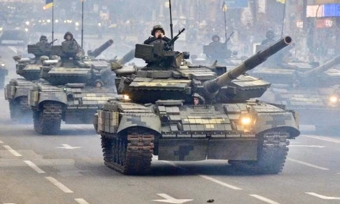 Xe tăng T-64BV trong một cuộc diễu binh ở Ukraine (Ảnh: Military Watch)