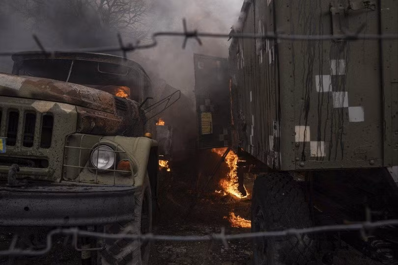 Một xe quân sự của Ukraine bị hư hại sau đòn pháo kích của Nga ở Mariupol (Ảnh: AP)