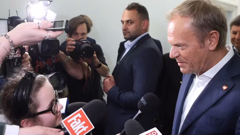 Thủ tướng Ba Lan Donald Tusk trả lời phóng viên nhí 10 tuổi (Ảnh: RT)