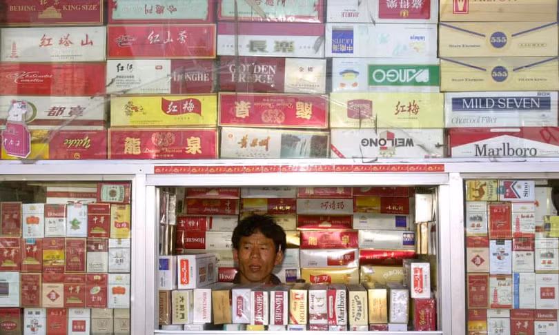Một cửa hiệu bán thuốc lá ở Bắc Kinh, Trung Quốc. 50% đàn ông Trung Quốc hút thuốc trong khi tỷ lệ ở phụ nữ chỉ là 2% (Ảnh: AP)