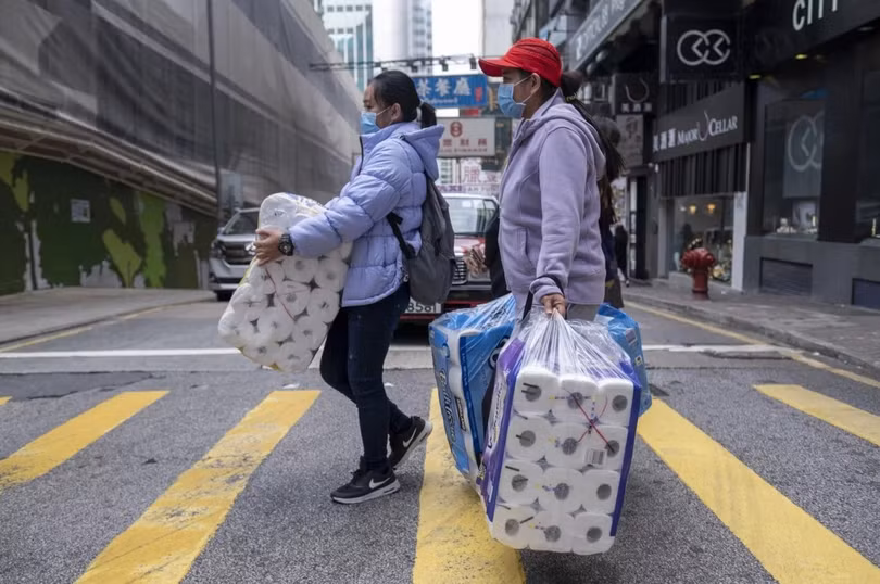Người dân Hong Kong tích trữ giấy vệ sinh trong bối cảnh dịch COVID-19 (Ảnh: Bloomberg)