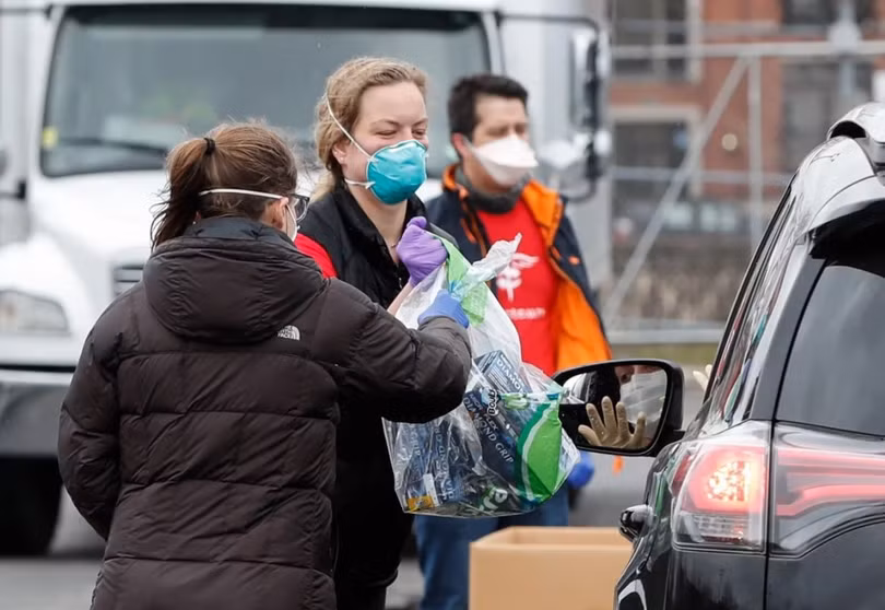 Một phụ nữ quyên góp đồ bảo hộ y tế ở Chicago, bang Illinois (Ảnh: AFP)