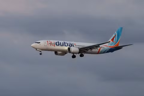 Một chiếc máy bay chở hành khách từ hãng Flydubai đến Israel, sau khi phải chuyển hướng đến Arab Saudi theo tín hiệu khẩn cấp, đã hạ cánh xuống sân bay quốc tế Ben Gurion ở Lod, gần Tel Aviv, Israel, ngày 30/9. Ảnh: Reuters.