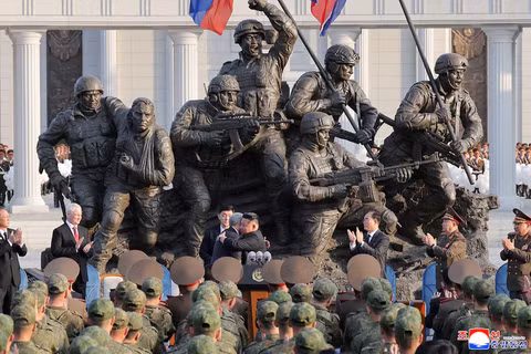 Lãnh đạo Triều Tiên Kim Jong-un chào đón Chủ tịch Duma Quốc gia Nga Vyacheslav Volodin trong khi Bộ trưởng Quốc phòng Nga Andrey Belousov quan sát tại lễ khai mạc Bảo tàng Tưởng niệm Chiến công, vinh danh các binh sĩ Triều Tiên hy sinh khi chiến đấu cho Nga, ở Bình Nhưỡng, Triều Tiên, ngày 26/4. Ảnh: KCNA.