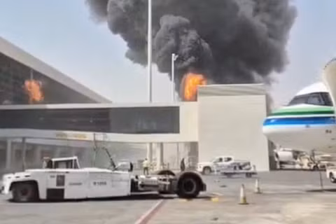 Khói và lửa bốc lên từ sân bay King Khalid, sau khi lực lượng Houthi do Iran hậu thuẫn ở Yemen tuyên bố tấn công sân bay này, tại Riyadh, Arab Saudi, ngày 8/10. Ảnh: Reuters.