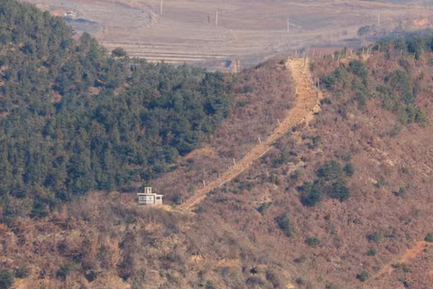 Hình ảnh này được chụp từ đỉnh Đài quan sát Aegibong, phía nam khu phi quân sự (DMZ) ngăn cách hai miền Triều Tiên ở Gimpo, Hàn Quốc, ngày 29/11/2024. Ảnh: Reuters.