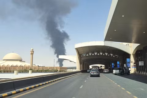 Cột khói đen lớn bốc lên từ kho chứa nhiên liệu tại Sân bay Quốc tế King Khalid, ở Riyadh, Arab Saudi, ngày 19/9. Ảnh: Reuters.
