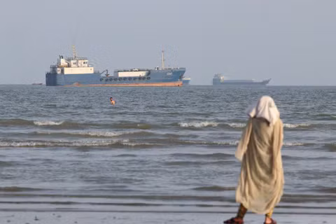 Các tàu thuyền trên eo biển Hormuz gần bãi biển Bandar Abbas, Iran, ngày 13/10. Ảnh: Reuters.