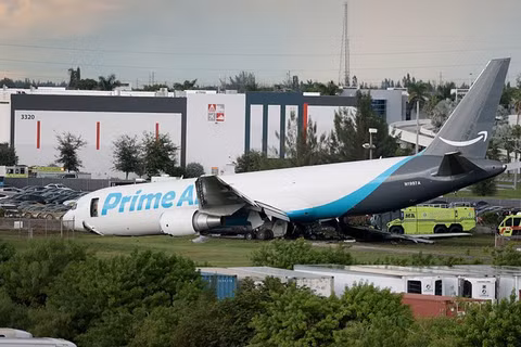Máy bay chở hàng của Amazon sau vụ tai nạn tại sân bay quốc tế Miami, ngày 6/9. Ảnh: Getty.
