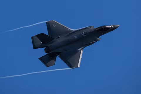Một chiếc máy bay chiến đấu đa năng tàng hình F-35 Lightning II của Không quân Mỹ bay ngang qua căn cứ không quân Lakenheath vào ngày 8/4 tại Lakenheath, Anh. Ảnh: Getty.