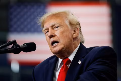 Tổng thống Mỹ Donald Trump phát biểu tại Trung tâm Thể thao Tưởng niệm Curtis D. Menard ở Wasilla, Alaska, Mỹ, ngày 13/10. Ảnh: Reuters.
