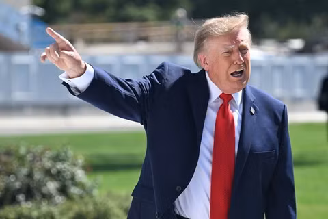 Tổng thống Mỹ Donald Trump phát biểu trước giới truyền thông trên bãi cỏ phía Nam của Nhà Trắng ở Washington, D.C., Mỹ, ngày 1/10. Ảnh: Getty.