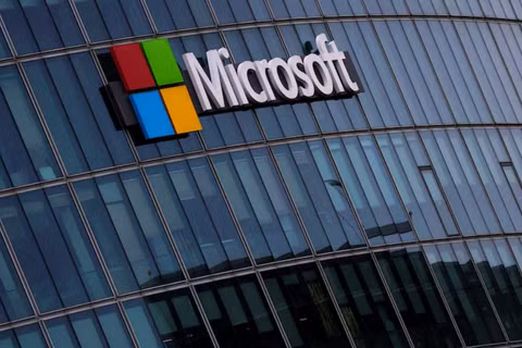Hình ảnh cho thấy logo của Microsoft tại văn phòng Microsoft ở Issy-les-Moulineaux gần Paris, Pháp, ngày 21/3/2025. Ảnh: Reuters.