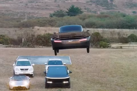 Hãng ô tô bay 11 năm tuổi chế giễu chiếc Tesla Roadster