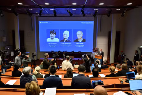 Karl Deisseroth, Peter Hegemann và Georg Nagel được trao giải Nobel Y sinh năm 2026, như đã được công bố trong một cuộc họp báo tại Diễn đàn Nobel ở Viện Karolinska tại Stockholm, Thụy Điển, ngày 5/10. Ảnh: Reuters.