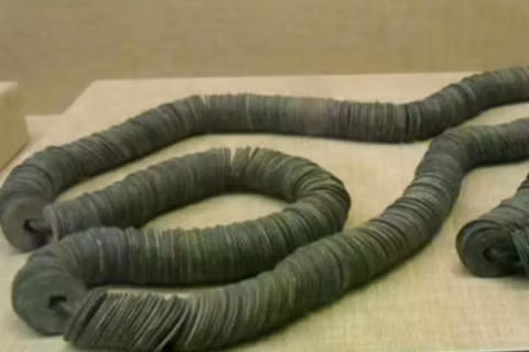 Từ bao đời nay, văn hóa Trung Quốc đã sử dụng cụm từ “mang vạn tiền quanh eo” để tượng trưng cho sự giàu có không tưởng. Ảnh: ifeng.