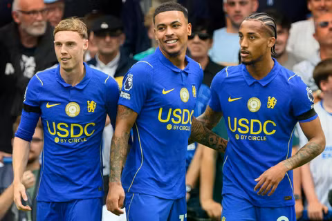 Chelsea lần đầu tiên mặc áo có logo USDC của Circle trong trận thắng Brighton với tỷ số 4-3. Ảnh: Alamy.