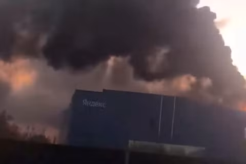 Khói bốc lên nghi ngút từ trung tâm dữ liệu Sasovo của Yandex, một trong năm trung tâm dữ liệu lớn của công ty, sau cuộc tấn công bằng máy bay không người lái. Hình ảnh được chụp từ một video trên mạng xã hội vào ngày 8/10 cho thấy Sasovo, Nga. Ảnh: Reuters.