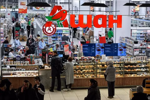 Khách hàng đang mua thực phẩm tại siêu thị Auchan trong trung tâm mua sắm Aviapark ở Moscow, Nga. Ảnh: AFP.