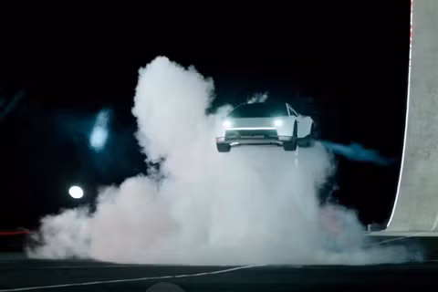Tesla đã chính thức ra mắt chiếc Roadster sau gần một thập kỷ trì hoãn, kể từ lần đầu tiên giới thiệu phiên bản thế hệ tiếp theo của mẫu xe thể thao điện nguyên bản của hãng, tại một sự kiện ra mắt ở Waco, Texas, Mỹ, vào ngày 15/10, như trong hình ảnh tĩnh được trích từ video phát hành. Ảnh: Reuters.