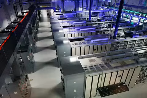 Các trung tâm dữ liệu cần hệ thống lưu trữ năng lượng công suất cao để quản lý khối lượng công việc biến động. Ảnh: Getty.