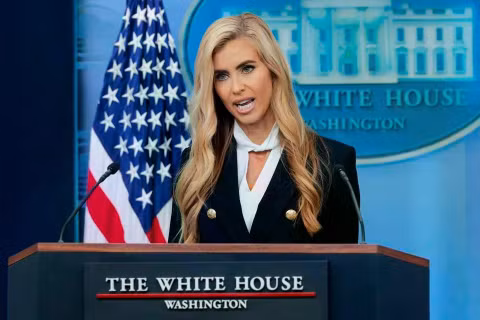 Thư ký báo chí Nhà Trắng Katie Zacharia phát biểu trong cuộc họp báo tại Phòng họp báo James S. Brady của Nhà Trắng vào ngày 13/10. Ảnh: Getty.