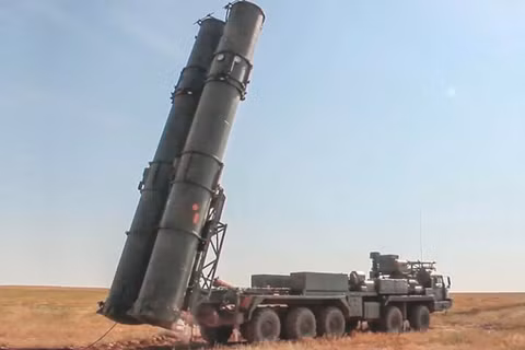 Phương tiện phóng tên lửa đất đối không từ hệ thống phòng không tầm xa S-500 của Nga. Ảnh: MW.