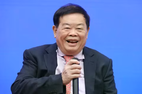 Tỷ phú Tào Đức Vượng, người được mệnh danh là "vua kính" Trung Quốc. Ảnh: Getty.