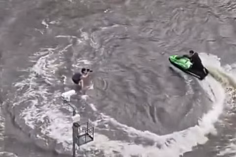 Phóng mô tô nước đánh võng giữa phố ngập Bangkok, thanh niên trả giá đắt