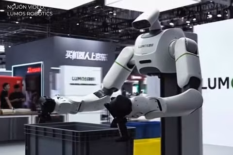 Robot “công nhân” nâng 50 kg của Trung Quốc bắt đầu vào nhà máy