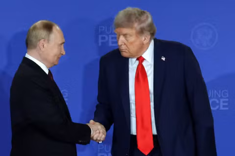 Tổng thống Mỹ Donald Trump và Tổng thống Nga Vladimir Putin bắt tay trong cuộc họp báo sau cuộc gặp đàm phán chấm dứt chiến tranh ở Ukraine, tại căn cứ liên hợp Elmendorf-Richardson ở Anchorage, Alaska, Mỹ, ngày 15/8. Ảnh: Reuters.