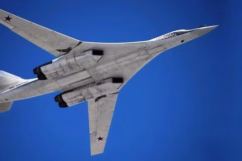 Máy bay ném bom chiến lược Tu-160 của Nga. Ảnh: MW.
