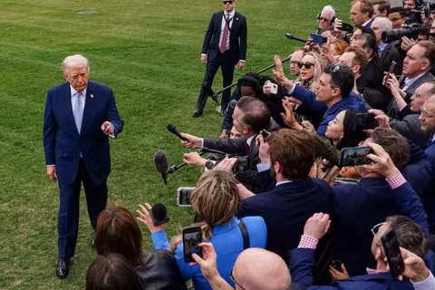 Tổng thống Mỹ Donald Trump phát biểu trước giới truyền thông khi rời Nhà Trắng đến Florida, tại Washington, D.C., Mỹ, ngày 20/3. Ảnh: Reuters.