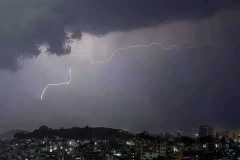 Việc theo dõi các tia sét có thể giúp dự đoán lũ quét hoặc sạt lở đất. Ảnh: EPA.