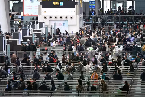 Hành khách xếp hàng tại Ga tàu hỏa Nam Quảng Châu thuộc tỉnh Quảng Đông, miền Nam Trung Quốc. Ảnh: Xinhua.