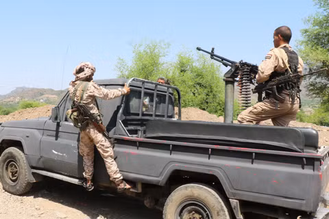 Các thành viên của lực lượng chính phủ Yemen được Arab Saudi hậu thuẫn di chuyển trên một chiếc xe bán tải quân sự khi tuần tra trên con đường dẫn đến tiền tuyến, nơi đang diễn ra các cuộc đụng độ với lực lượng Houthi, đồng minh của Iran, tại tỉnh Taiz, Yemen hôm 30/9. Ảnh: Reuters.