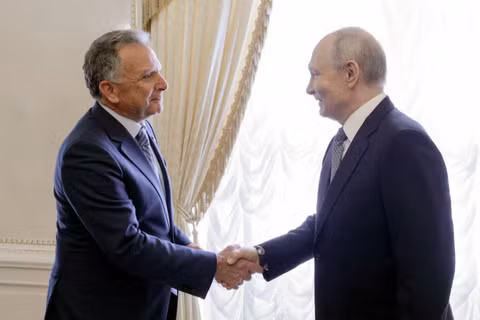Tổng thống Nga Vladimir Putin bắt tay với đặc phái viên Mỹ Steve Witkoff trong cuộc gặp tại Cung điện Constantine ở Saint Petersburg, Nga, ngày 21/10. Ảnh: Reuters.