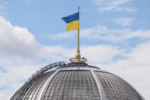 Lá cờ Ukraine tung bay trên tòa nhà Quốc hội, tại Kiev, Ukraine, ngày 24/8/2025. ảnh: Reuters.