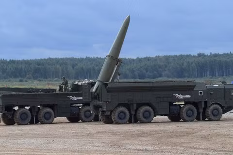 Hệ thống tên lửa đạn đạo Iskander-M của Nga đang chuẩn bị phóng. Ảnh: Sputnik.