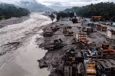 Hình ảnh từ máy bay không người lái cho thấy các tòa nhà và nhà cửa bị hư hại, phủ đầy bùn đất bên cạnh sông Likhu sau trận lũ quét và sạt lở đất kinh hoàng, tại Devighat, huyện Nuwakot, Nepal, ngày 30/8. Ảnh: Reuters.