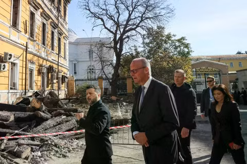 Tổng thống Ukraine Volodymyr Zelensky, Thủ tướng Đức Friedrich Merz và Bộ trưởng Năng lượng Đức Katherina Reiche đến thăm hiện trường một tòa nhà hành chính của Viện Hàn lâm Khoa học Quốc gia Ukraine, tại Kiev hôm 4/10. Ảnh: Reuters.