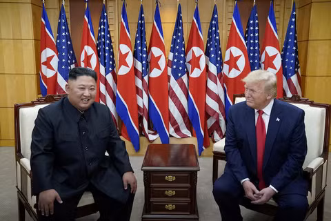 Tổng thống Mỹ Donald Trump gặp gỡ nhà lãnh đạo Triều Tiên Kim Jong-un tại khu phi quân sự ngăn cách hai miền Triều Tiên, ở Panmunjom, Hàn Quốc, ngày 30/6/2019. Ảnh: Reuters.
