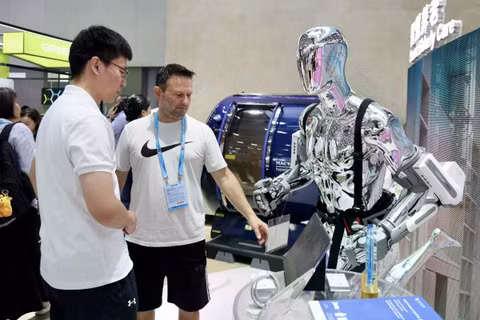 Một người mua hàng đang xem xét các thiết bị chăm sóc sức khỏe thông minh được trưng bày tại Hội chợ Canton ở Quảng Châu. Ảnh: Xinhua.