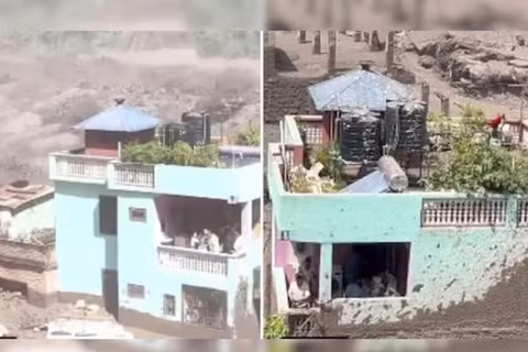 Ngôi nhà trụ vững một cách kỳ diệu giữa dòng lũ ở Nepal