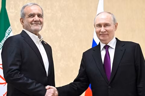 Tổng thống Nga Vladimir Putin bắt tay với người đồng cấp Iran, Masoud Pezeshkian, trước cuộc gặp tại Turkmenbashi, Turkmenistan, ngày 8/10. Ảnh: Sputnik.