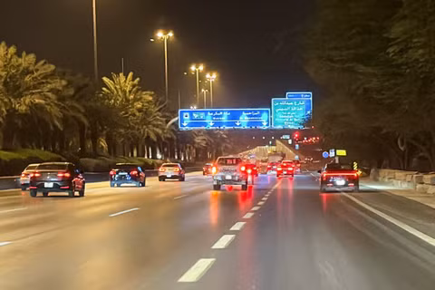 Các phương tiện giao thông di chuyển trên một con phố gần Khu Ngoại giao ở Riyadh, Arab Saudi, ngày 3/3. Ảnh: Reuters.