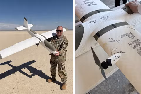 Đại úy Lee Washburn, sĩ quan liên lạc quân sự của AMC về sản xuất drone cỡ nhỏ (sUAS), đang cầm một hệ thống drone chạy bằng pin. Ảnh: Quân đội Mỹ.