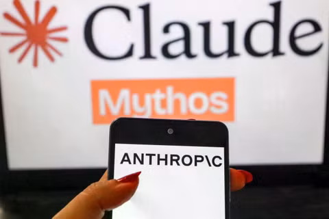 Hình ảnh chiếc điện thoại thông minh hiển thị logo Anthropic ở phía trước, với phông nền mờ theo chủ đề Claude Mythos, được chụp vào tháng 7. Ảnh: AFP.