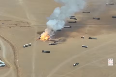 Khói bốc lên từ một chiếc xe tải đang cháy trong một vụ tấn công mà lực lượng Houthi cho là nhằm vào các xe tải đến từ lãnh thổ Arab Saudi, tại cửa khẩu biên giới với Yemen. Reuters.