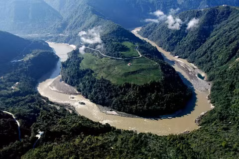 Sông Yarlung Tsangpo ở khu tự trị Tây Tạng của Trung Quốc. Ảnh: Getty.